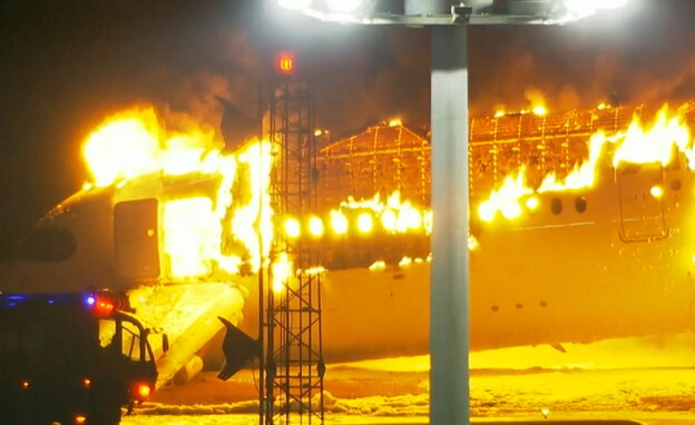 טוקיו: מטוס של חברת "ג'פאן איירליינס" מתפוצץ (צילום: ap)