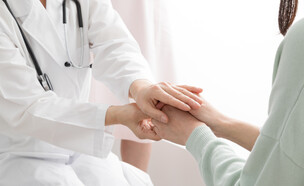 רופא מחזיק יד של אישה (צילום: shutterstock)