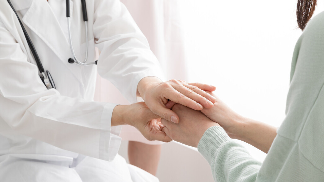 רופא מחזיק יד של אישה רופא מחזיק יד של אישה