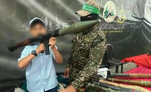 שלב מוקדם בהכשרת הזרוע הצבאית: חמאס מכשיר ילדים לט (צילום: דובר צה"ל)