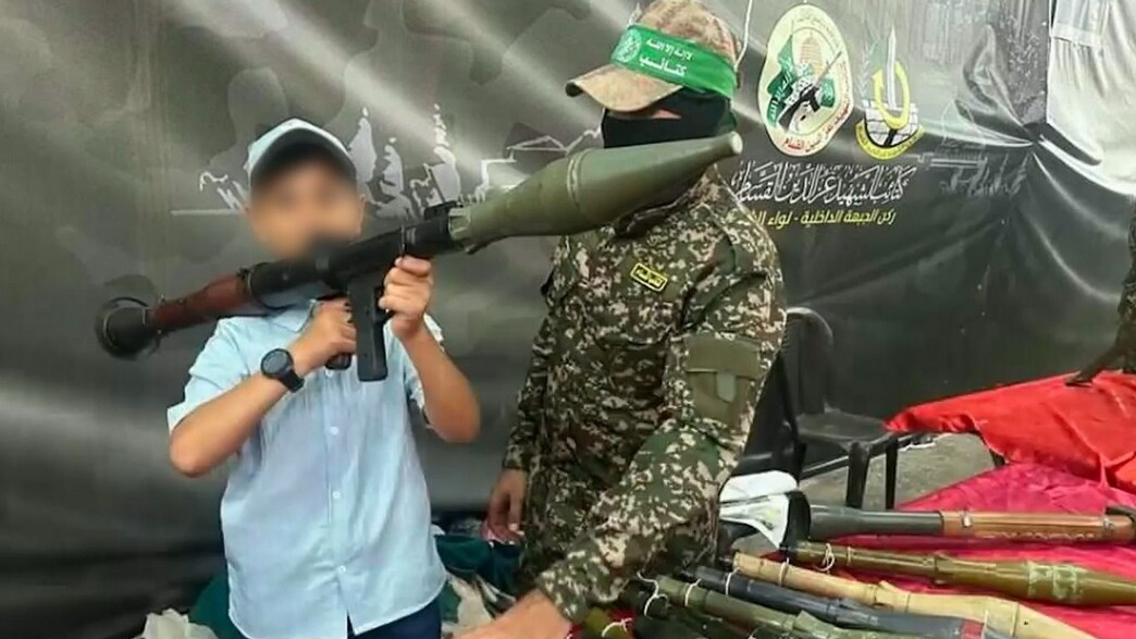 שלב מוקדם בהכשרת הזרוע הצבאית: חמאס מכשיר ילדים לט (צילום: דובר צה"ל)