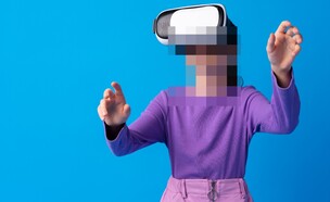 אילוסטרציה ילדה משחקת ב-VR (צילום: FabrikaSimf/shutterstock)
