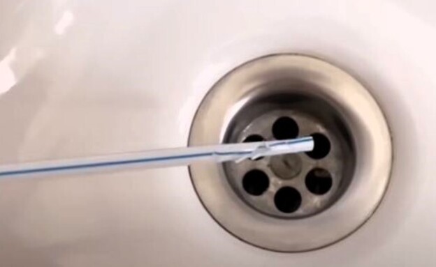 טיפ לפתיחת פתח ניקוז עם קשית (צילום: YouTube/smartfox)