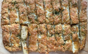 מקלות לחם שום ומוצרלה שמנמנים ורכים (צילום: קרן אגם, mako אוכל)