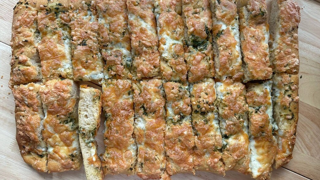 מקלות לחם שום ומוצרלה שמנמנים ורכים