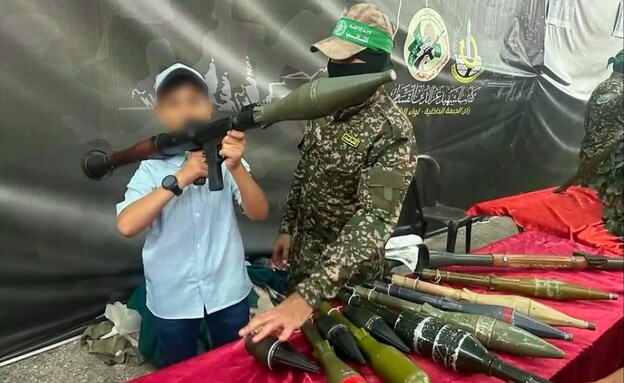 ילדים מתנסים באמצעי לחימה לצד פעילי חמאס (צילום: דובר צה"ל)