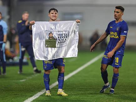 קניקובסקי הקדיש שער לחבריו שנהרגו (צילום: לירון מולדובן)