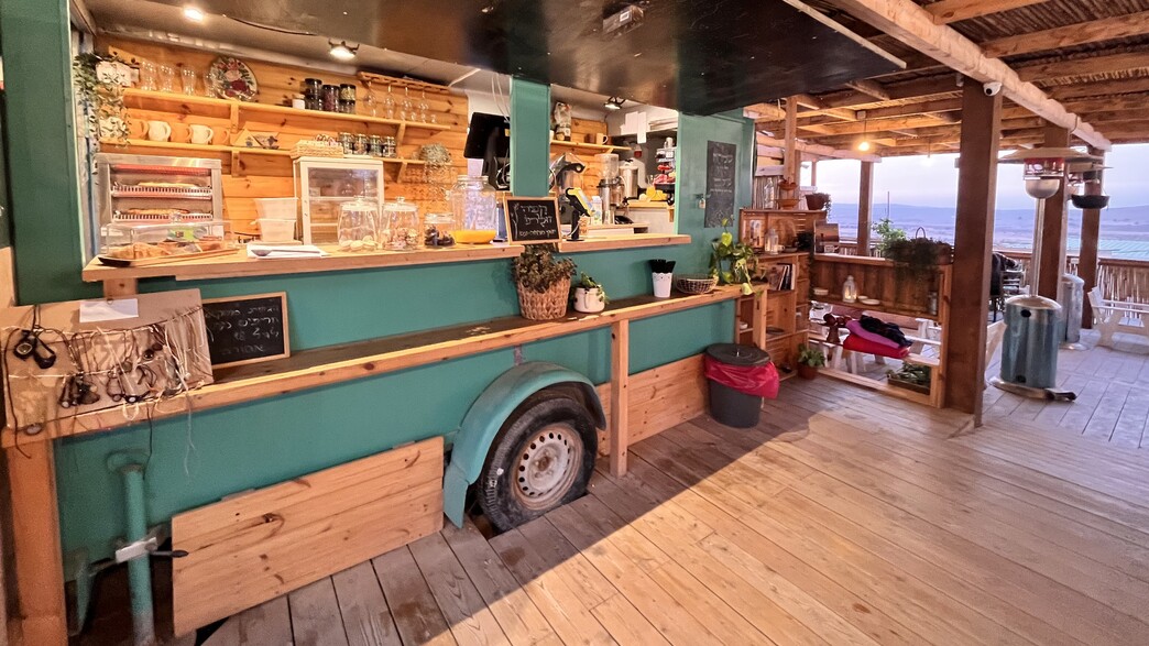 פוד טראק קפה זולתו מרחב עם פוד טראק קפה זולתו מרחב עם