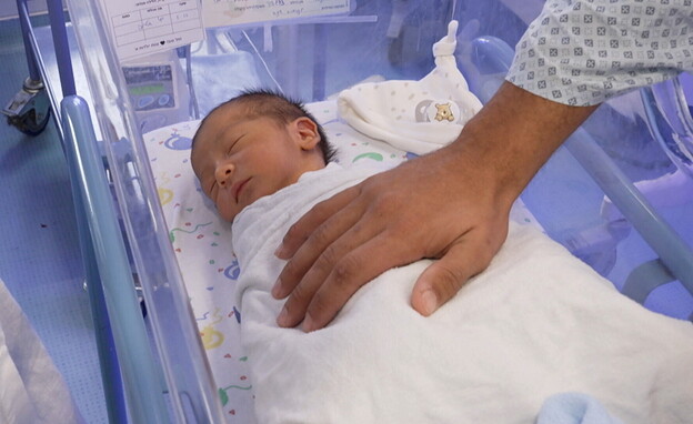טל ובנו גולן-גלעד בבית החולים לאחר הלידה