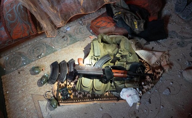 אמצעי הלחימה ומשחקי ההסתה שנמצאו בבית בח'אן יונס (צילום: דובר צה