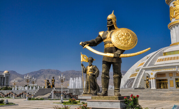 פסלים אשגבאט טורקמניסטן  (צילום: Michal Knitl, shutterstock)
