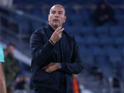 גם הוא לא יכול להיות מאושר עם איך שהמשחק התפתח. לוי (דני מרון)