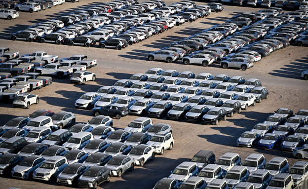 מכוניות חדשות ממתינות בנמל אילת (צילום: יהודה בן איטח, פלאש 90)