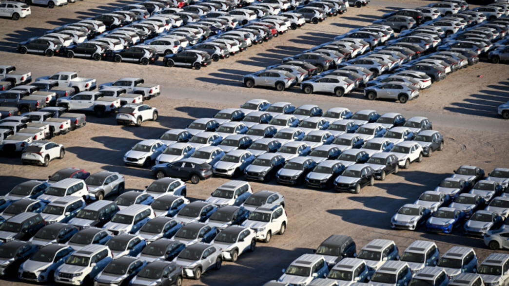מכוניות חדשות ממתינות בנמל אילת