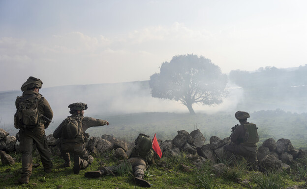 Des soldats travaillent à la frontière libanaise (Photo : AP)
