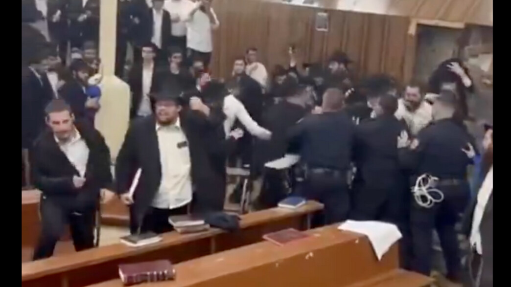 חסידי חב"ד מתעמתים עם השוטרים בניו יורק