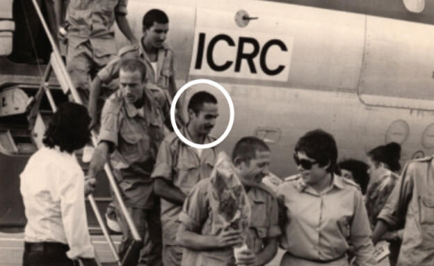 מיכי זייפה יורד מהמטוס לאחר שחרורו (צילום: דובר צה"ל)