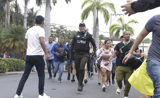 אזרחים נמלטים מהאולפן שנחטף בגויאקיל, אקוודור (צילום: AP)