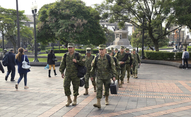 חיילים במרכז קיטו אקוודור (צילום: RODRIGO BUENDIA , getty images)