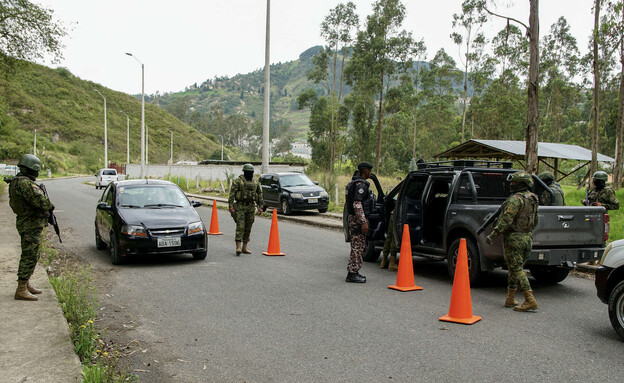 כביש חיילים בדיקות אקוודור (צילום: FERNANDO MACHADO , getty images)
