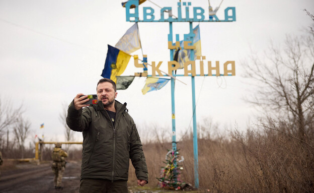 נשיא אוקראינה וולודימיר זלנסקי בביקור בחזית המזרח (צילום: רויטרס)