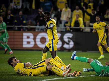 ולא הצליחה לפגוש את הרשת (צילום: אלן שיבר)