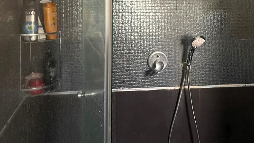 מקלחת בצור משה לפני השיפוץ מקלחת בצור משה לפני השיפוץ