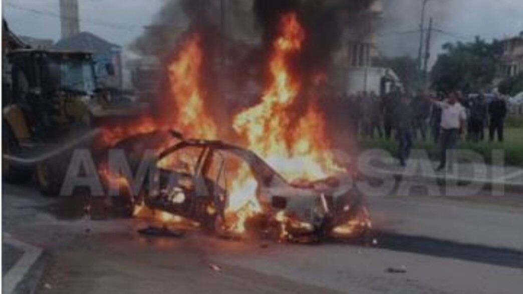 הרכב שהתפוצץ בטירה (צילום: עמאר אסאדי)