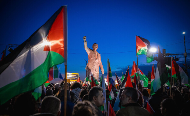 הפגנה למען הפלסטינים בדרום אפריקה בזמן המלחמה (צילום: Issam Rimawi/Anadolu via Getty Images)