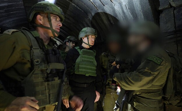 יואב גלנט במנהרה בעזה (צילום: שחר יורמן, משרד הביטחון)