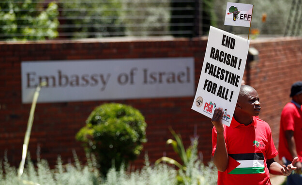 מפגינים בדרום אפריקה נגד ישראל (צילום: רויטרס)