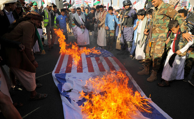 מחאה נגד ארה"ב וישראל בתימן לאחר התקיפה נגד החות'י (צילום: reuters)