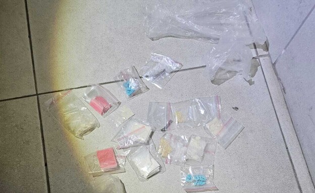 סמים שנמצאו בדירה (צילום: דוברות המשטרה)