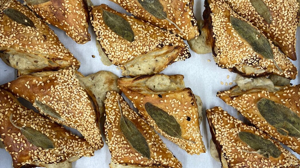 בורקס אנשובי. ממנות הדגל של עמיתה בורקס אנשובי. ממנות הדגל של עמיתה