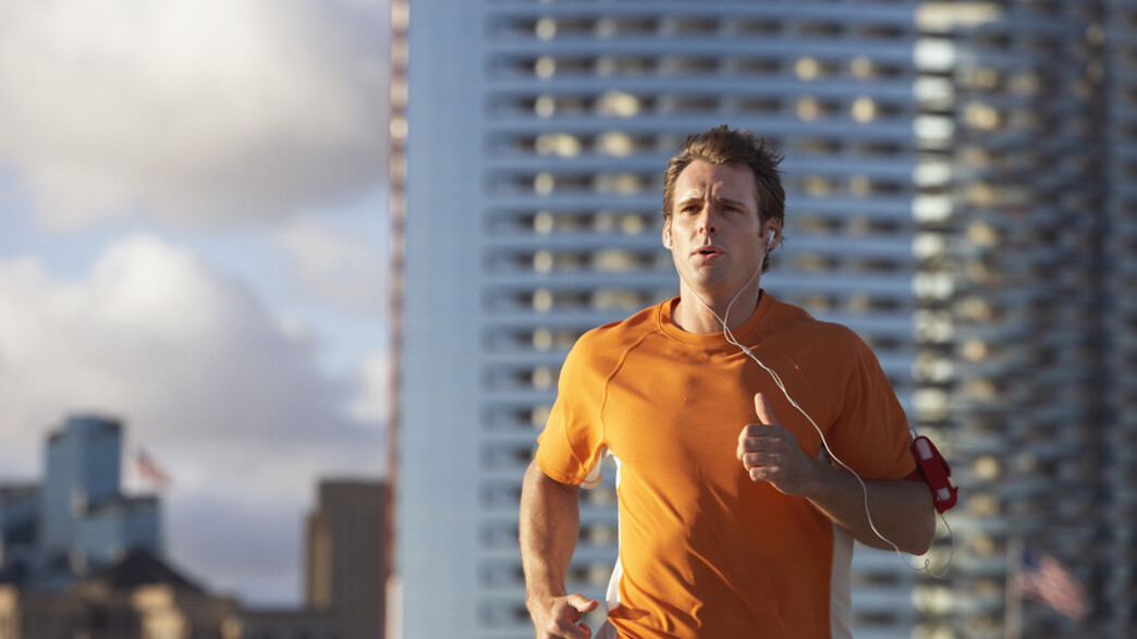 גבר רץ (צילום: Air Images, Shutterstock)