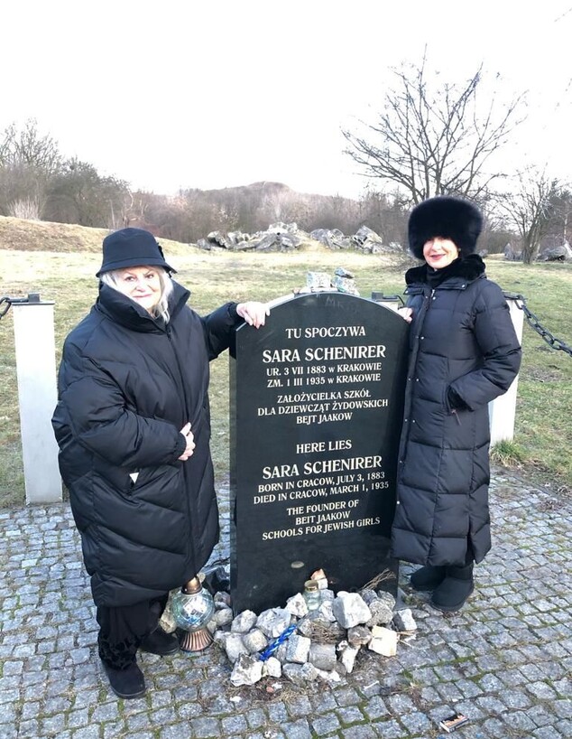 לאה שנירר עם אמה בקברה של שרה שנירר (צילום: איתי דגן , פרטי)