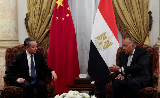 שר החוץ הסיני וואנג יי ושר החוץ המצרי סאמח שוכרי (צילום: Mohamed Abd El Ghany, reuters)