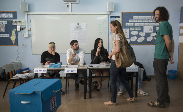 מצביעים מחכים בתור בקלפי להצביע (צילום: דניאלה שטרית, פלאש/90 )