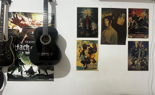 ציורי אנימה בחדרו של גיא גלבוע-דלאל (צילום: אלבום פרטי)