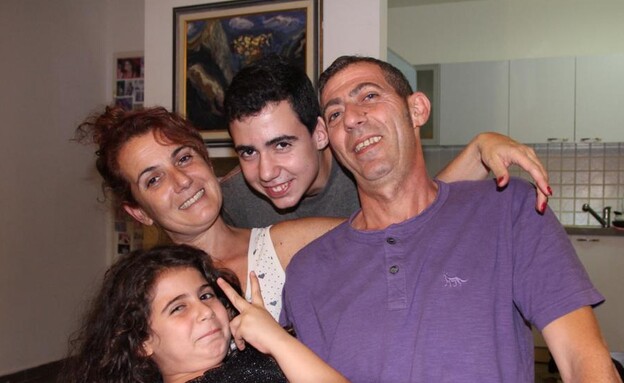 גיא גלבוע-דלאל, חטוף בעזה, בצעירותו עם משפחתו (צילום: אלבום פרטי)