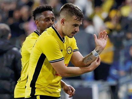 וגם המחווה בסגנון שגיב יחזקאל (אלן שיבר)