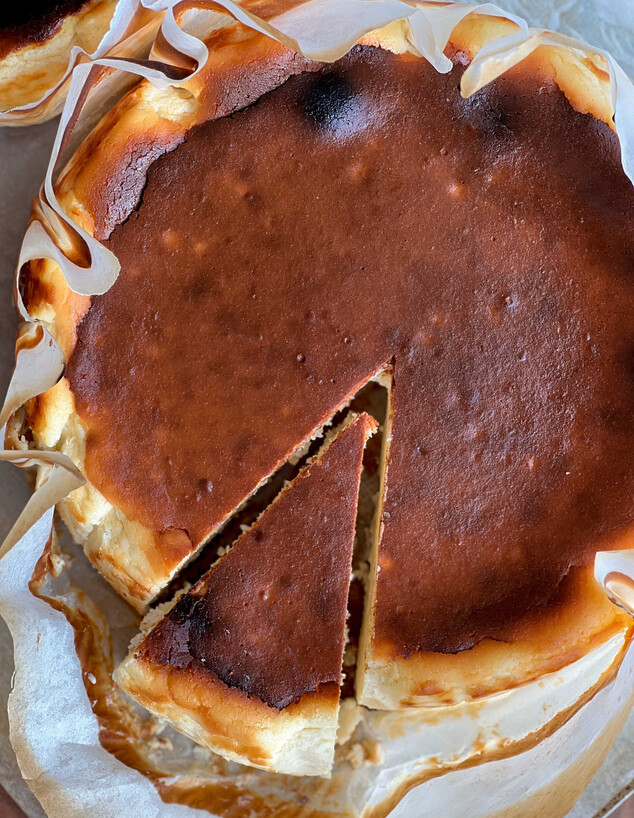עוגת גבינה באסקית. הכוכבת של קוקו קפה (צילום: אנגאם ח'ליל סטודיו: Raw atelier , יחסי ציבור)