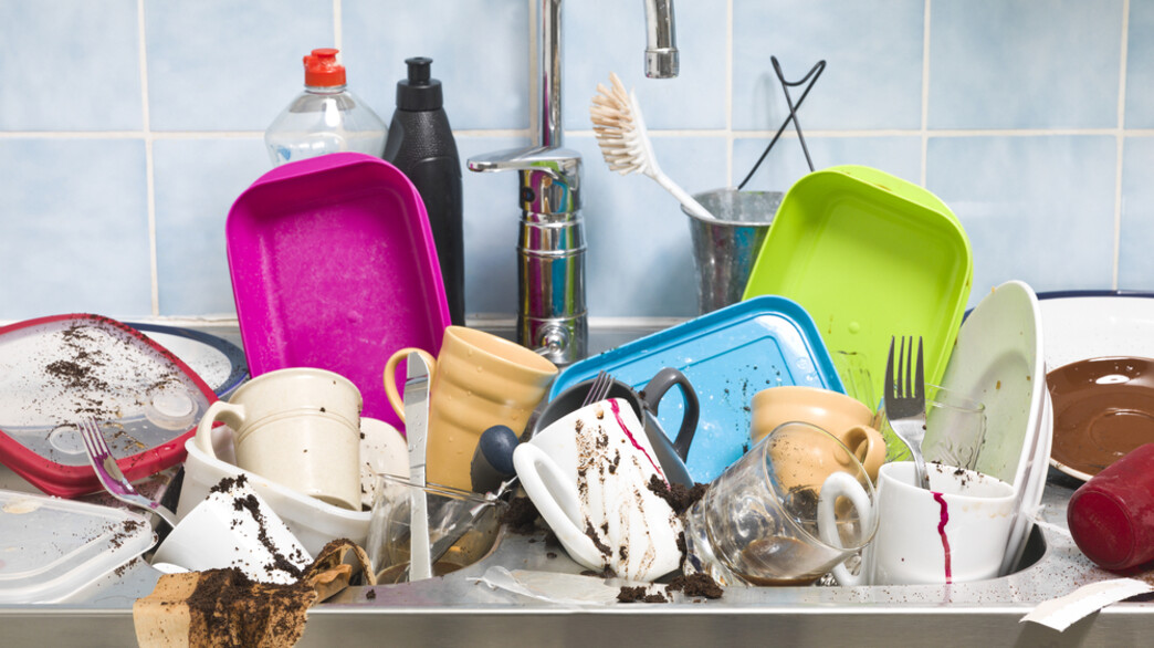 דייט בבית, כלים בכיור