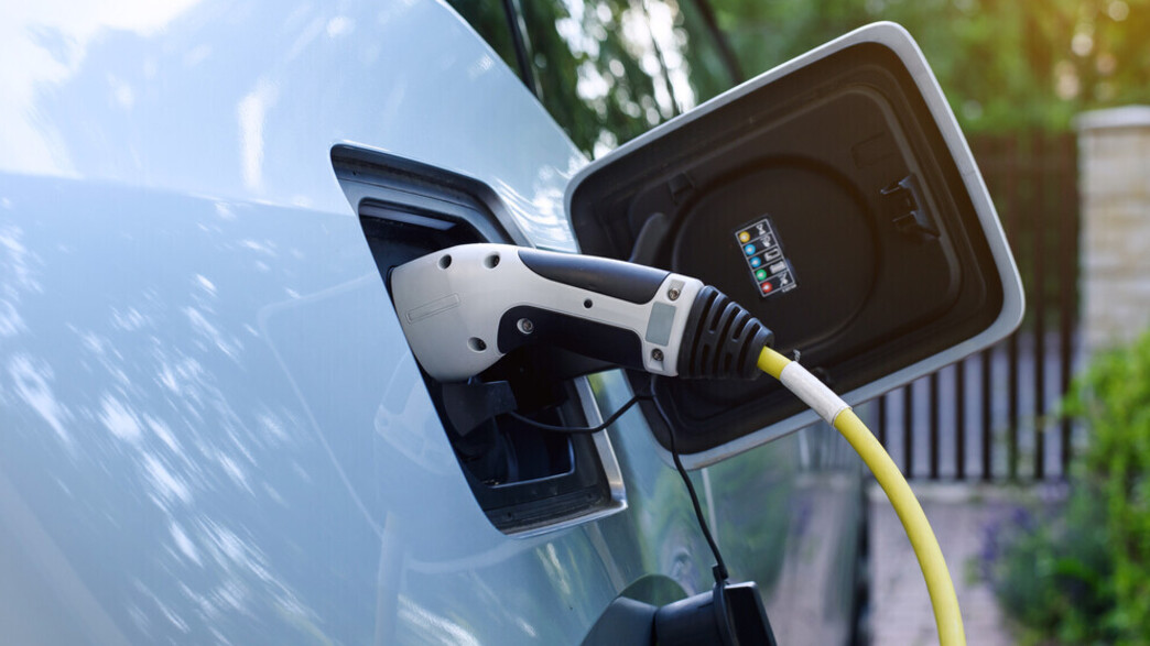 רכב חשמלי בטעינה רכב חשמלי בטעינה