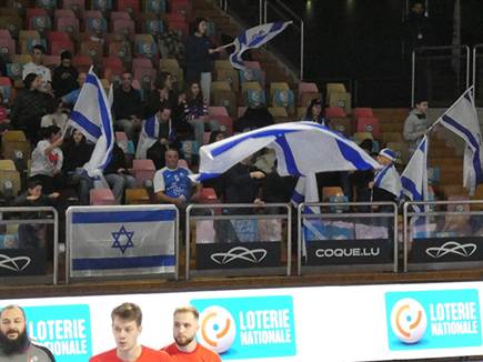 דגלי ישראל ביציע (צילום באדיבות התאחדות הכדוריד של לוקסמבורג) (צילום: ספורט 5)