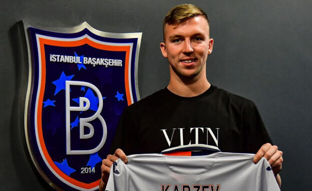 עדן קארצב במעמד החתימה בבשאקשהיר הטורקית (צילום: בשאקשהיר הטורקית)