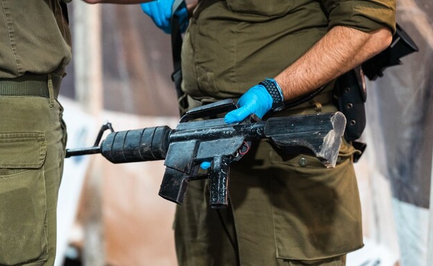 רובה צעצוע מסוג M-16 שאותר בבית ספר בעזה (צילום: דובר צה