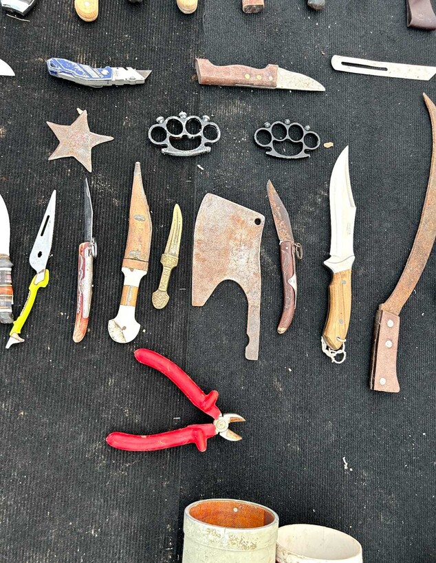 סכינים ששימשו את מחבלי חמאס (צילום: דובר צה"ל)