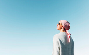 אישה עם סרטן מחייכת (צילום: shutterstock)