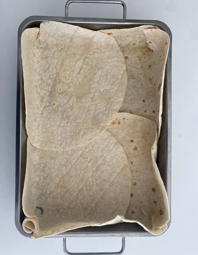 פשטידת טורטייה, שלב 1: מרפדים תבנית בטורטיות (צילום: לין לוי, mako אוכל)